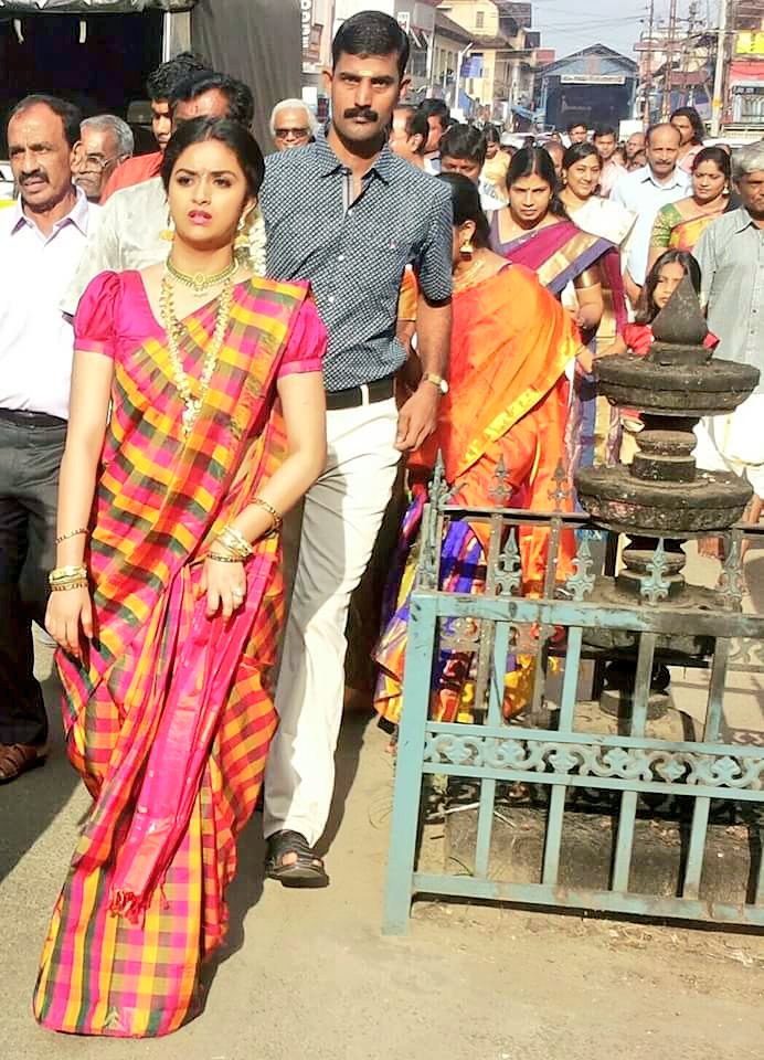 South Indian actress Keerthy Suresh at her sister Revathy's wedding. Keerthy Suresh,Keerthy Suresh wedding,Keerthy Suresh sister wedding,Keerthy Suresh sister marriage,Keerthy Suresh marriage,Revathy,vijay,vijay 60,ilayathalapathy vijay
