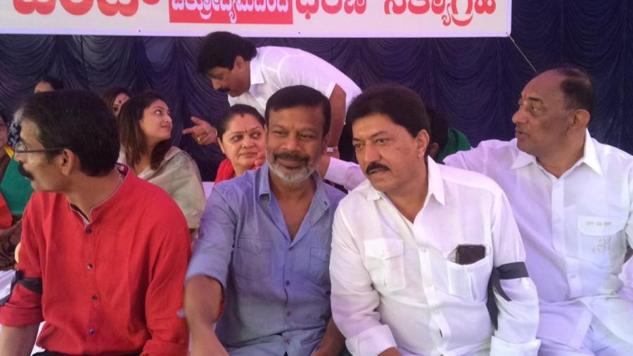 Sandalwood celebs like Shiva Rajkumar, Upendra, Bharathi, Shruthi, Devraj support Karnataka Bandh for Cauvery water row. Karnataka Bandh,Shiva Rajkumar,Upendra,Bharathi,Shruthi,Devraj,Cauvery water row,Cauvery water,cauvery water issue,Cauvery water dispute