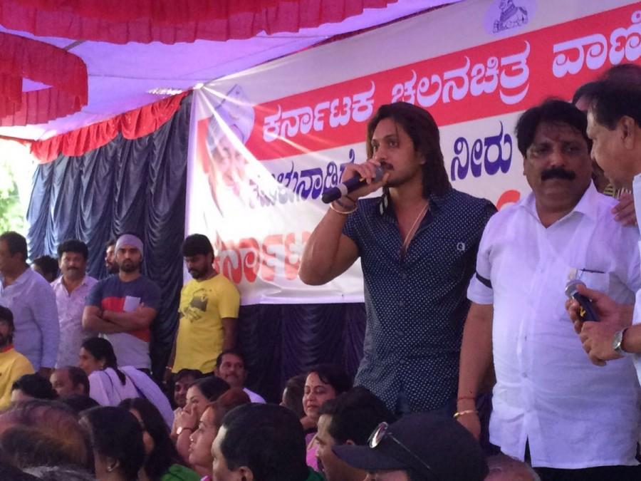 Sandalwood celebs like Shiva Rajkumar, Upendra, Bharathi, Shruthi, Devraj support Karnataka Bandh for Cauvery water row. Karnataka Bandh,Shiva Rajkumar,Upendra,Bharathi,Shruthi,Devraj,Cauvery water row,Cauvery water,cauvery water issue,Cauvery water dispute