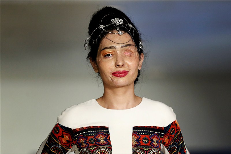 New York Fashion Week Acid Attack Survivor Reshma Qureshi Hits The Catwalk Photosimages 6182