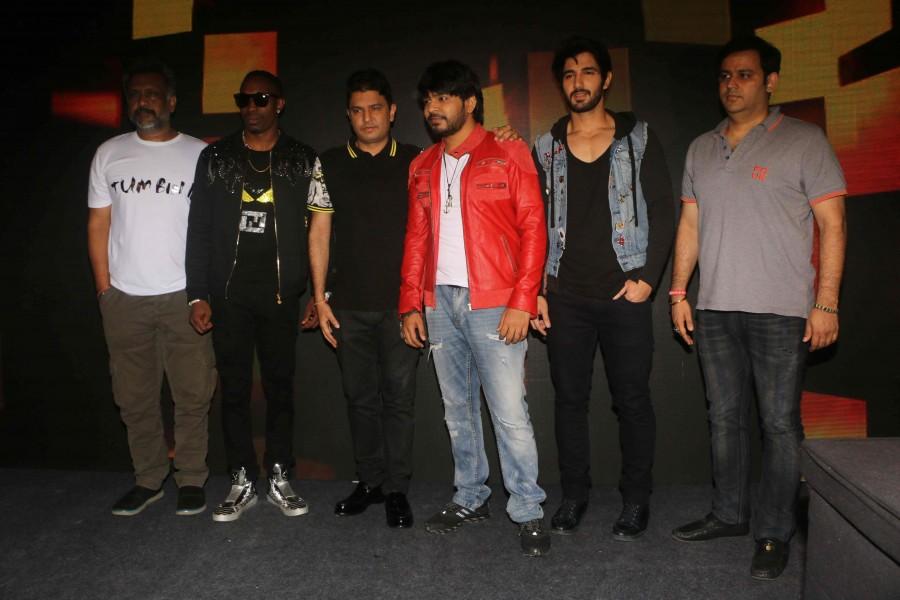 Video shoot for film Tum Bin. Celebs like Ankit Tiwari, Anubhav Sinha, Dwayne Bravo, Neha Sharma, Aashim Gulati, Aditya Seal and others graced the event. Dwayne Bravo shoots with 'Tum Bin 2' cast,Tum Bin 2,Ankit Tiwari,Anubhav Sinha,Dwayne Bravo,Neha Sharma,Aashim Gulati,Aditya Seal