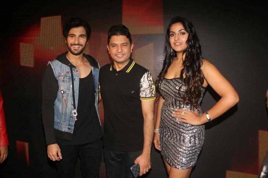Video shoot for film Tum Bin. Celebs like Ankit Tiwari, Anubhav Sinha, Dwayne Bravo, Neha Sharma, Aashim Gulati, Aditya Seal and others graced the event. Dwayne Bravo shoots with 'Tum Bin 2' cast,Tum Bin 2,Ankit Tiwari,Anubhav Sinha,Dwayne Bravo,Neha Sharma,Aashim Gulati,Aditya Seal