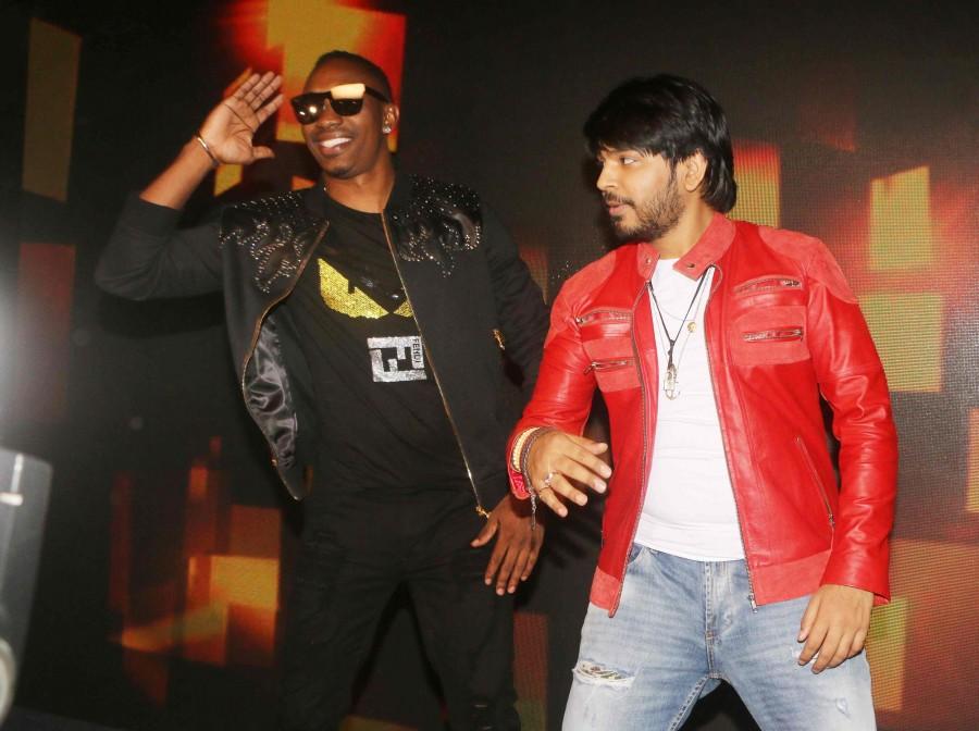 Video shoot for film Tum Bin. Celebs like Ankit Tiwari, Anubhav Sinha, Dwayne Bravo, Neha Sharma, Aashim Gulati, Aditya Seal and others graced the event. Dwayne Bravo shoots with 'Tum Bin 2' cast,Tum Bin 2,Ankit Tiwari,Anubhav Sinha,Dwayne Bravo,Neha Sharma,Aashim Gulati,Aditya Seal