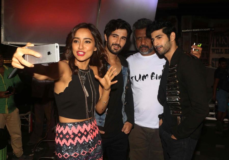 Video shoot for film Tum Bin. Celebs like Ankit Tiwari, Anubhav Sinha, Dwayne Bravo, Neha Sharma, Aashim Gulati, Aditya Seal and others graced the event. Dwayne Bravo shoots with 'Tum Bin 2' cast,Tum Bin 2,Ankit Tiwari,Anubhav Sinha,Dwayne Bravo,Neha Sharma,Aashim Gulati,Aditya Seal