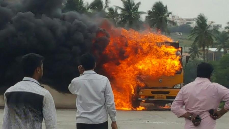 Cauvery water issue: Pro-Kannada activists vandalise Tamil Nadu vehicles Cauvery water issue,Cauvery water,cauvery water row,cauvery water to tamil nadu,Pro-Kannada activists vandalise Tamil Nadu vehicles,Tamil Nadu vehicles,Tamil Nadu vehicles vandalise