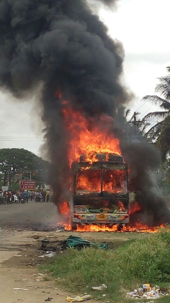 Cauvery water issue: Pro-Kannada activists vandalise Tamil Nadu vehicles Cauvery water issue,Cauvery water,cauvery water row,cauvery water to tamil nadu,Pro-Kannada activists vandalise Tamil Nadu vehicles,Tamil Nadu vehicles,Tamil Nadu vehicles vandalise