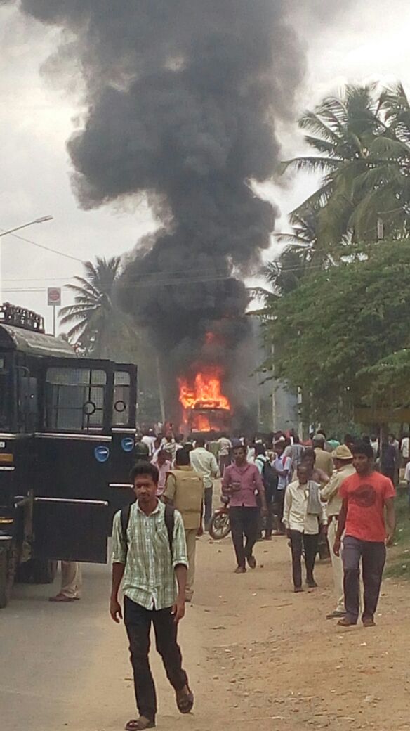 Cauvery water issue: Pro-Kannada activists vandalise Tamil Nadu vehicles Cauvery water issue,Cauvery water,cauvery water row,cauvery water to tamil nadu,Pro-Kannada activists vandalise Tamil Nadu vehicles,Tamil Nadu vehicles,Tamil Nadu vehicles vandalise