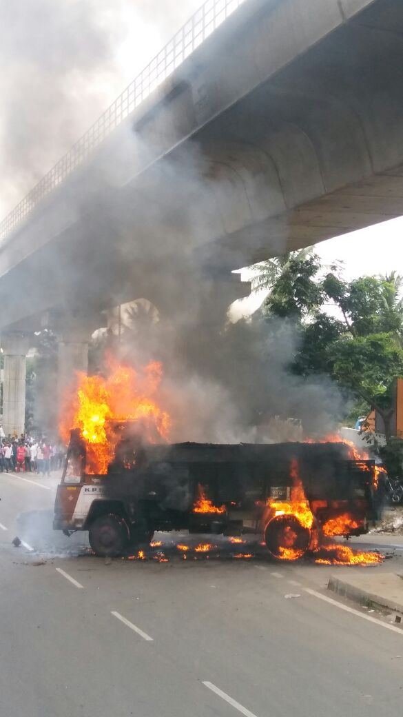 Cauvery water issue: Pro-Kannada activists vandalise Tamil Nadu vehicles Cauvery water issue,Cauvery water,cauvery water row,cauvery water to tamil nadu,Pro-Kannada activists vandalise Tamil Nadu vehicles,Tamil Nadu vehicles,Tamil Nadu vehicles vandalise