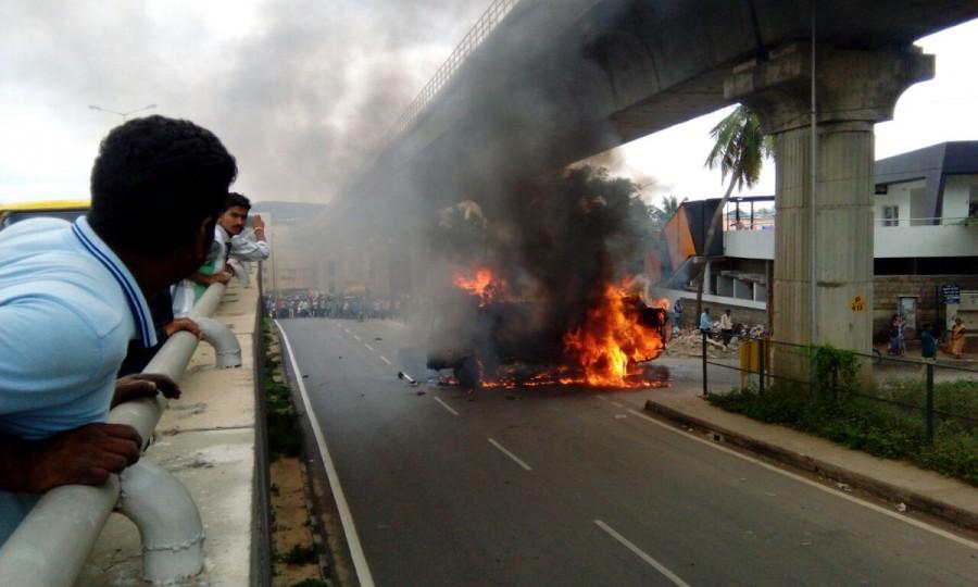 Cauvery water issue: Pro-Kannada activists vandalise Tamil Nadu vehicles Cauvery water issue,Cauvery water,cauvery water row,cauvery water to tamil nadu,Pro-Kannada activists vandalise Tamil Nadu vehicles,Tamil Nadu vehicles,Tamil Nadu vehicles vandalise