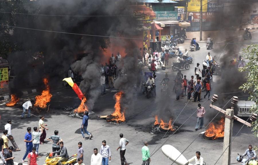 Cauvery water issue: Pro-Kannada activists vandalise Tamil Nadu vehicles Cauvery water issue,Cauvery water,cauvery water row,cauvery water to tamil nadu,Pro-Kannada activists vandalise Tamil Nadu vehicles,Tamil Nadu vehicles,Tamil Nadu vehicles vandalise