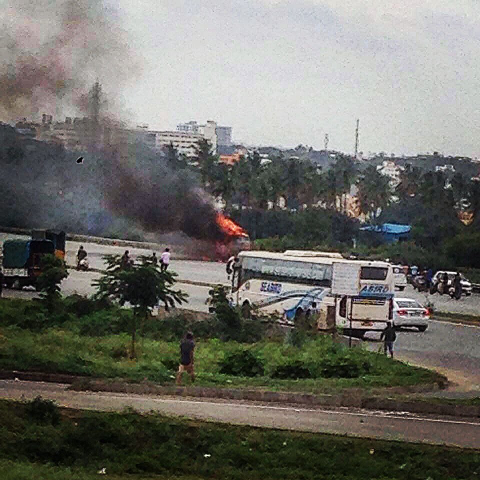 Cauvery water issue: Pro-Kannada activists vandalise Tamil Nadu vehicles Cauvery water issue,Cauvery water,cauvery water row,cauvery water to tamil nadu,Pro-Kannada activists vandalise Tamil Nadu vehicles,Tamil Nadu vehicles,Tamil Nadu vehicles vandalise