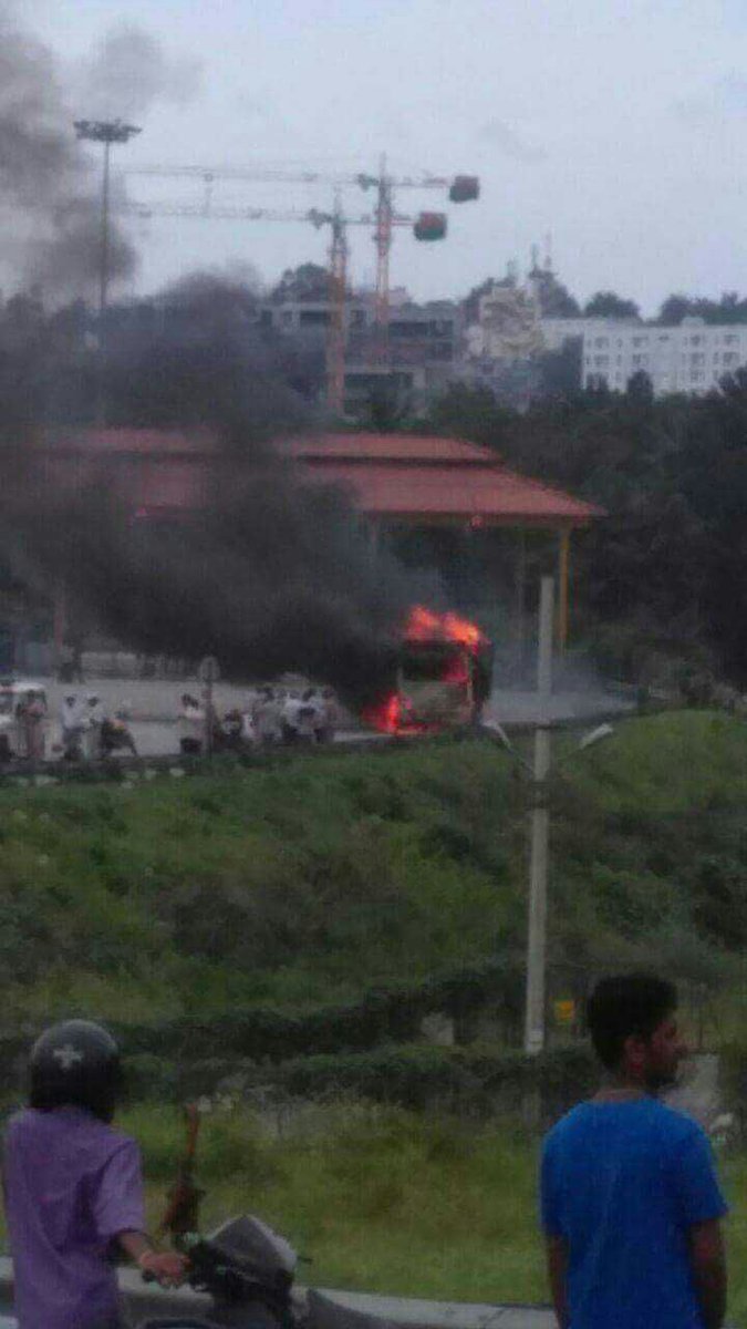 Cauvery water issue: Pro-Kannada activists vandalise Tamil Nadu vehicles Cauvery water issue,Cauvery water,cauvery water row,cauvery water to tamil nadu,Pro-Kannada activists vandalise Tamil Nadu vehicles,Tamil Nadu vehicles,Tamil Nadu vehicles vandalise