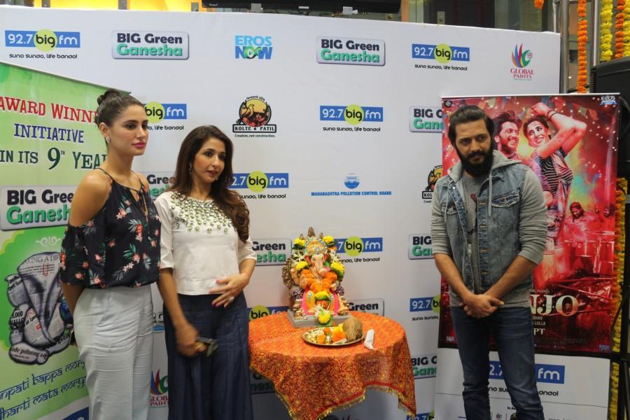 Taking the celebratory spirit of Ganesh Chaturthi a notch higher, versatile actor Riteish Deshmukh came forward to support 92.7 BIG FM’s BIG Green Ganesha. The actor who will be seen in an upcoming movie Banjo extended his support for the property along with actress Nargis Fakhri and producer Krishika Lulla and took Bappa’s blessings ahead of the movie release at 92.7 BIG FM’s studio on September 12. Banjo Team,Banjo,Riteish Deshmukh,Nargis Fakhri,Krishika Lulla,Ganesh Chaturthi,BIG Green Ganesha,Green Ganesha,Ganesh Chaturthi celebrations