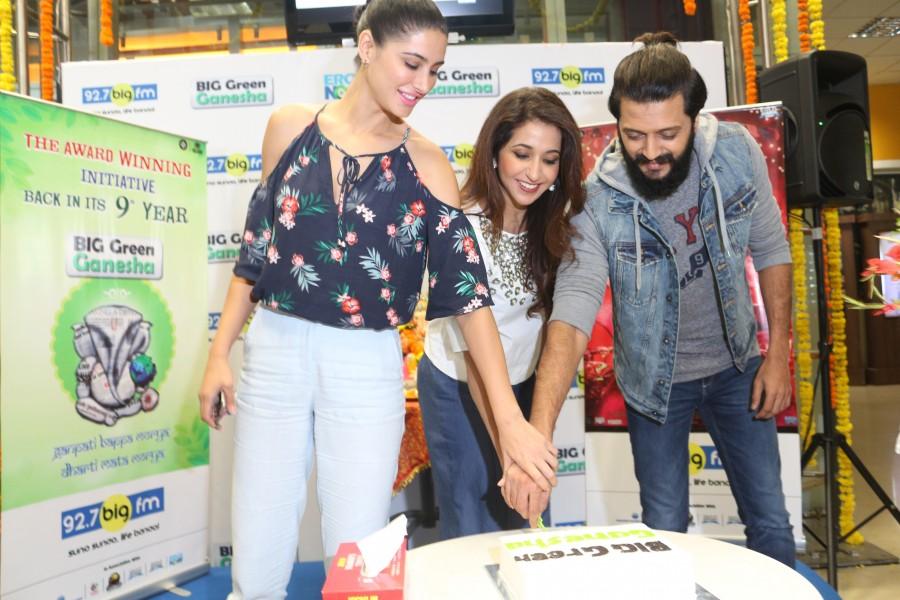 Taking the celebratory spirit of Ganesh Chaturthi a notch higher, versatile actor Riteish Deshmukh came forward to support 92.7 BIG FM’s BIG Green Ganesha. The actor who will be seen in an upcoming movie Banjo extended his support for the property along with actress Nargis Fakhri and producer Krishika Lulla and took Bappa’s blessings ahead of the movie release at 92.7 BIG FM’s studio on September 12. Banjo Team,Banjo,Riteish Deshmukh,Nargis Fakhri,Krishika Lulla,Ganesh Chaturthi,BIG Green Ganesha,Green Ganesha,Ganesh Chaturthi celebrations