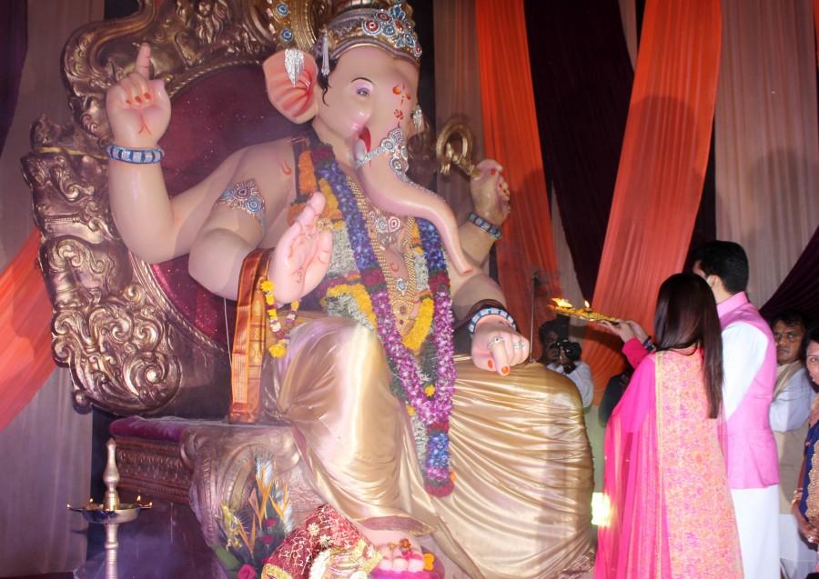Abhishek Bachchan and Aishwarya Rai Bachchan Visit AB Corp's Rajesh Yadav's House followed by Mankeshwar Ganapati Mandal at Byculla, Mumbai. Abhishek Bachchan,Aishwarya Rai Bachchan,Aishwarya Rai,Abhishek Bachchan and Aishwarya Rai,Ganesh Chaturthi celebrations,Ganesh Chaturthi,ganesh chaturthi celebrations bollywood,Ganesh Chaturthi celebrations pics,Ganesh Chaturthi celebrations images,Ganes