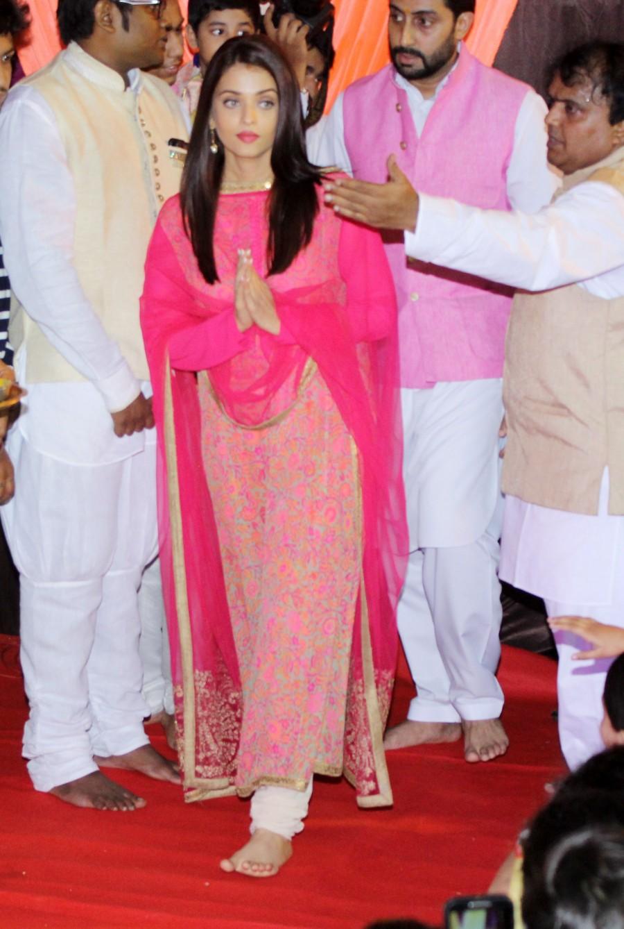 Abhishek Bachchan and Aishwarya Rai Bachchan Visit AB Corp's Rajesh Yadav's House followed by Mankeshwar Ganapati Mandal at Byculla, Mumbai. Abhishek Bachchan,Aishwarya Rai Bachchan,Aishwarya Rai,Abhishek Bachchan and Aishwarya Rai,Ganesh Chaturthi celebrations,Ganesh Chaturthi,ganesh chaturthi celebrations bollywood,Ganesh Chaturthi celebrations pics,Ganesh Chaturthi celebrations images,Ganes