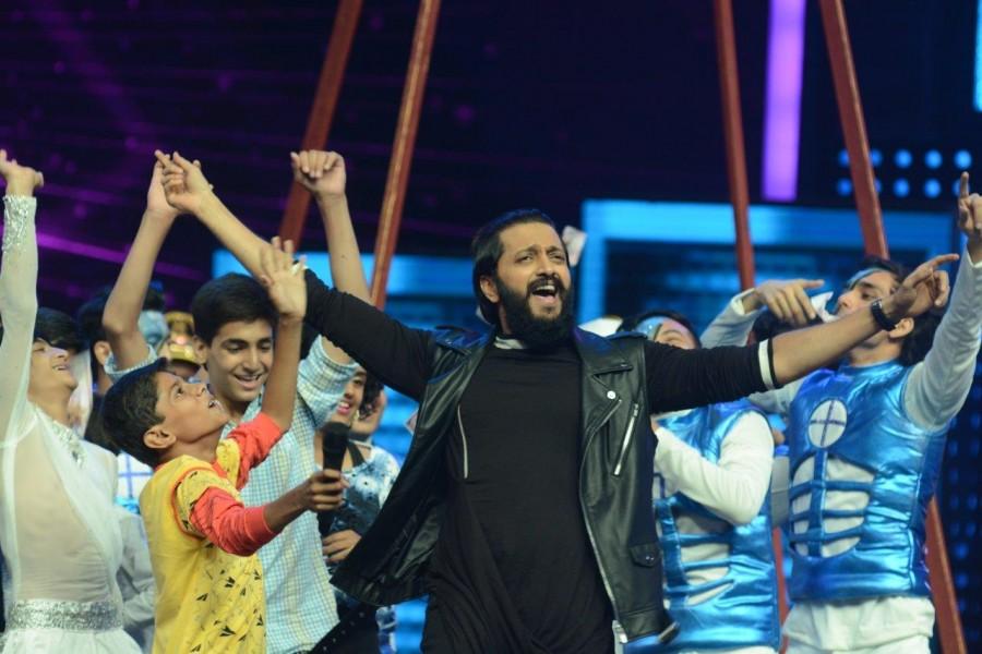Ritesh Deshmukh, Nargis Fakhri groove with finalists of Dance Plus season 2 along with super judge Remo D'souza Ritesh Deshmukh,Nargis Fakhri,Remo D'souza,Banjo,Banjo promotions,Banjo promotion on Dance Plus season 2,Dance Plus season 2