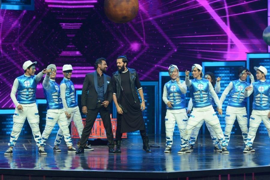 Ritesh Deshmukh, Nargis Fakhri groove with finalists of Dance Plus season 2 along with super judge Remo D'souza Ritesh Deshmukh,Nargis Fakhri,Remo D'souza,Banjo,Banjo promotions,Banjo promotion on Dance Plus season 2,Dance Plus season 2