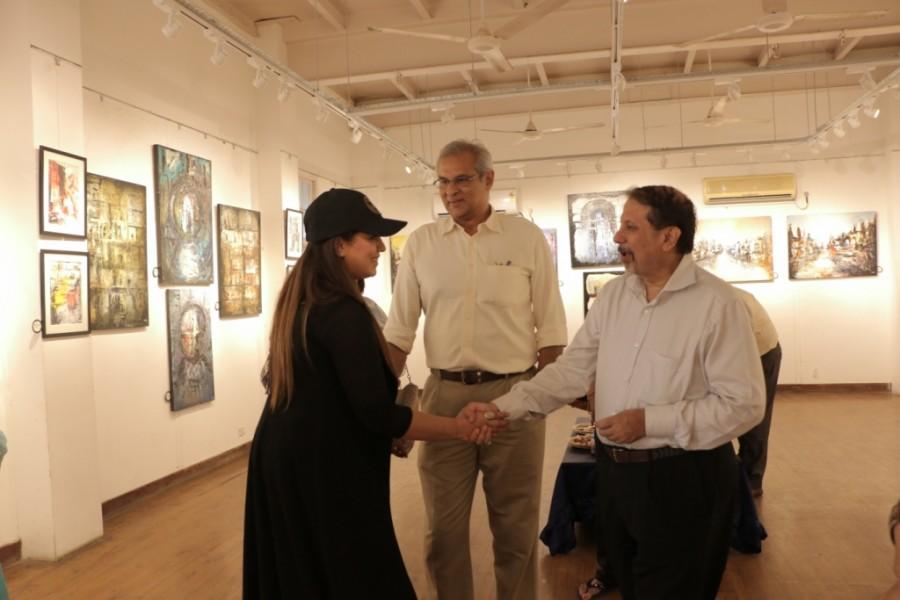 Bela Mardia unveiled her collection, 'The Palette Knife' at her debut solo art show. Her paintings reflect her experimental approach to materials and surfaces. Bela Mardia,Solo Art Show,Mahima Choudhary,The Palette Knife,Mehmood Curmally,Vikram,Jeeya Sethi,Mr Bahl,Mr Bahl with daughter Sanjana,Sanjana