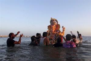 Ganesh Visarjan,Lord Ganesh Visarjan,Ganesh Visarjan 2016,Ganesh Visarjan pics,Ganesh Visarjan images,Ganesh Visarjan photos,Ganesh Visarjan stills,Ganesh Visarjan pictures,Ganesh Chaturthi festival,Bye bye Ganesh Chaturthi