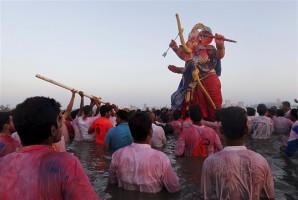 Ganesh Visarjan,Lord Ganesh Visarjan,Ganesh Visarjan 2016,Ganesh Visarjan pics,Ganesh Visarjan images,Ganesh Visarjan photos,Ganesh Visarjan stills,Ganesh Visarjan pictures,Ganesh Chaturthi festival,Bye bye Ganesh Chaturthi