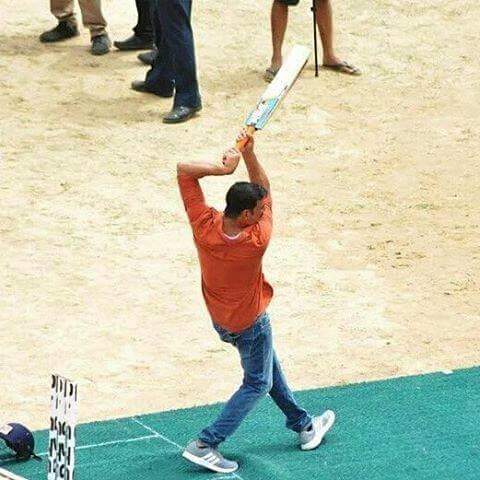 Bollywood actor Akshay Kumar plays cricket on Jolly LLB 2 Set. Akshay Kumar,Akshay Kumar plays cricket,Akshay Kumar plays cricket on Jolly LLB 2 Set,Akshay Kumar playing cricket,Akshay Kumar cricket,actor Akshay Kumar,Akshay Kumar on Jolly LLB 2 Set,Jolly LLB 2 Set,Jolly LLB 2,Akshay Kumar pics,Akshay Kumar images,Ak