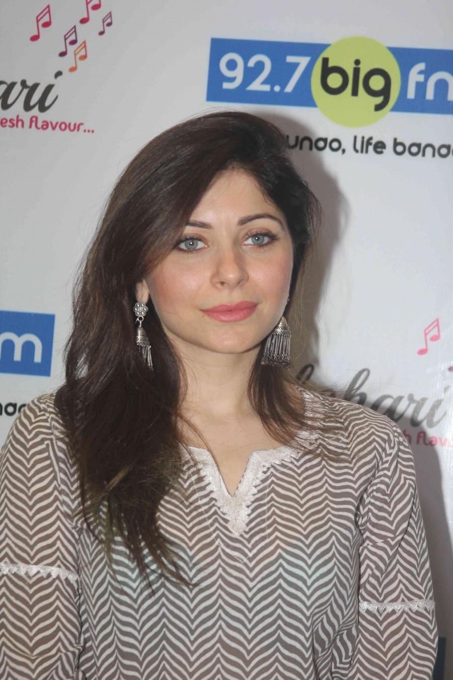 Bollywood actress Kanika Kapoor launches musical game Antakshri on 92.7 BIG FM. Kanika Kapoor,Kanika Kapoor launches musical game,Kanika Kapoor on 92.7 BIG FM,92.7 BIG FM,Antakshri,Antakshri game,Kanika Kapoor pics,Kanika Kapoor images,Kanika Kapoor photos,Kanika Kapoor stills,Kanika Kapoor pictures