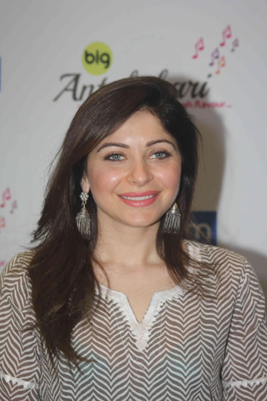Bollywood actress Kanika Kapoor launches musical game Antakshri on 92.7 BIG FM. Kanika Kapoor,Kanika Kapoor launches musical game,Kanika Kapoor on 92.7 BIG FM,92.7 BIG FM,Antakshri,Antakshri game,Kanika Kapoor pics,Kanika Kapoor images,Kanika Kapoor photos,Kanika Kapoor stills,Kanika Kapoor pictures