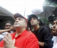 Ranbir Kapoor,Rishi Kapoor,Randhir Kapoor,Rajiv Kapoor,Ranbir Kapoor at Ganpati Visarjan,Ranbir Kapoor during Ganpati Visarjan,Ganpati Visarjan,Ganpati Visarjan 2016,Ganpati Visarjan at RK Studio