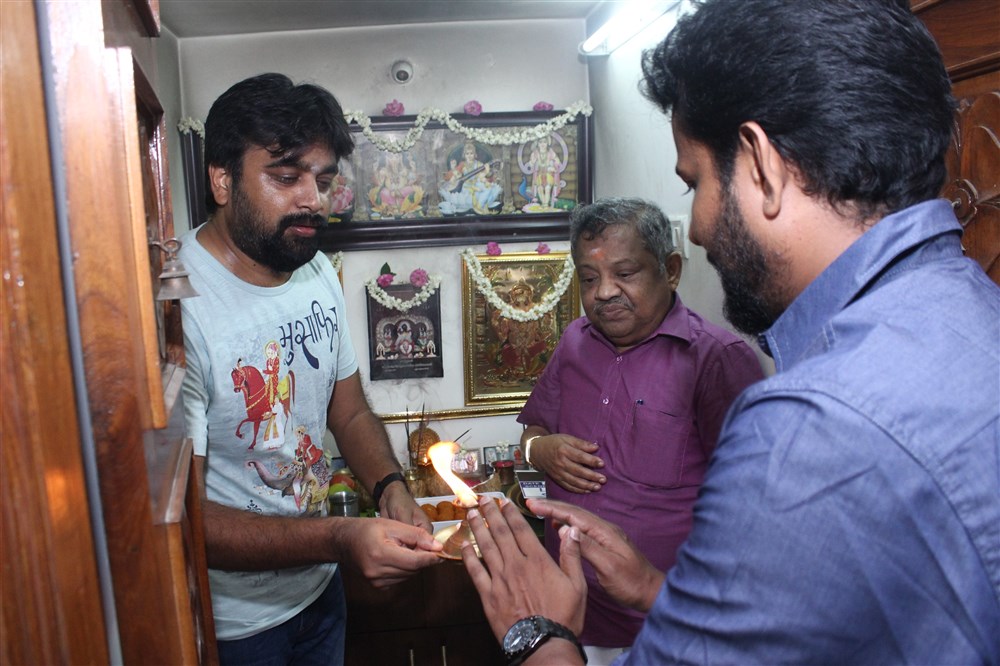 Producer M. Sasikumar New Movie launched in Chennai under the Company Production No 9 name. Celebs like Sasikumar, Kovai Sarala, P Prakash, Sangili Murugan, Darbuka Siva, Mayapandi, Ravindranath Guru, B Ashok Kumar, Praveen Anthony and others graced the event. Sasikumar,Kovai Sarala,P Prakash,Sangili Murugan,Darbuka Siva,Mayapandi,Ravindranath Guru,Sasikumar New Movie Launch,Sasikumar New Movie,Sasikumar New Movie Launch pics,Sasikumar New Movie Launch images,Sasikumar New Movie Launch photos,Sasikumar New Movi