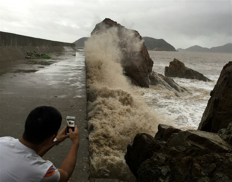Typhoon Meranti slammed into Taiwan and southeastern China with strong winds and rain, in what has been described as the strongest storm of the year globally. Typhoon Meranti,Typhoon Meranti hits China,Typhoon Meranti in China,strongest storm,strongest storm in China,Taiwan