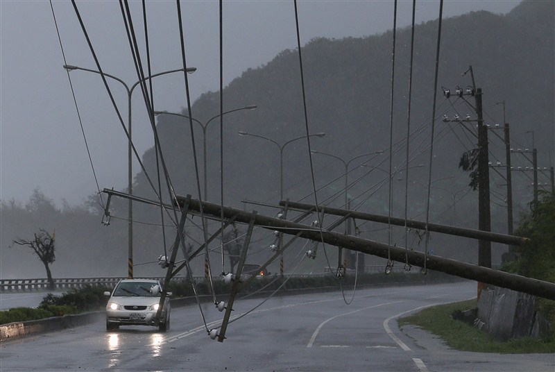 Typhoon Meranti slammed into Taiwan and southeastern China with strong winds and rain, in what has been described as the strongest storm of the year globally. Typhoon Meranti,Typhoon Meranti hits China,Typhoon Meranti in China,strongest storm,strongest storm in China,Taiwan