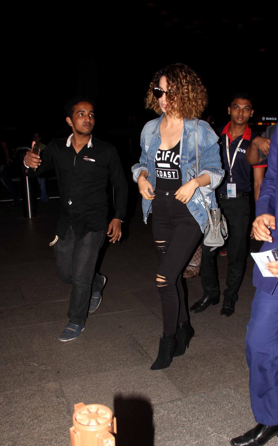 Bollywood actress Alia Bhatt and Kangana Ranaut spotted at Mumbai airport. Alia Bhatt,Kangana Ranaut,Alia Bhatt spotted at Mumbai airport,Kangana Ranaut spotted at Mumbai airport,Alia Bhatt spotted at airport,Kangana Ranaut at Mumbai airport,Kangana Ranaut pics,Kangana Ranaut images,Kangana Ranaut photos,Kangana Ranaut stills,Ka