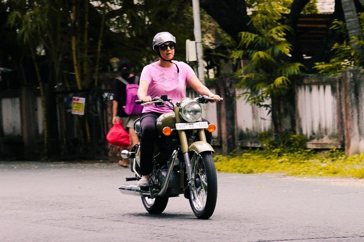 The popular Kollywood couple recently spotted on the roads at the Besant Nagar beach in Chennai, where actor Suriya was seen teaching her wife Jyothika to ride a bike. Suriya even shared some pics of Jothika riding a Royal Enfield bullet on Instagram. Suriya,Jyothika,Suriya and Jyothika,Jyothika riding bullet,Jyothika bullet,actor Suriya,Jothika riding a Royal Enfield bullet