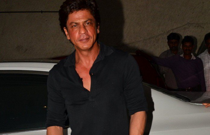Bollywood superstar Shah Rukh Khan, who is currently in Amsterdam shooting for Imtiaz Alis film, gave his fans a glimpse of his date with the world famous Rijksmuseum. Shah Rukh Khan,Shah Rukh Khan selfi with Rijksmuseum,Rijksmuseum,Rijksmuseum painting,SRK poses with Rembrandt painting,Rembrandt painting