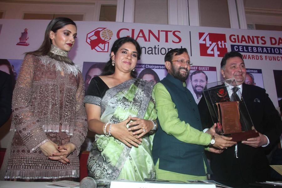 Celebs like Deepika Padukone, Rishi Kapoor, Shaina NC, Prakash Javdekar, Gurmeet Ram Rahim Singh Insan, Armaan Jain, Salma Agha and others graced Giant International Award 2016 event. Giant International Award 2016,Giant International Award,Deepika Padukone,Rishi Kapoor,Shaina NC,Prakash Javdekar,Gurmeet Ram Rahim Singh Insan,Armaan Jain,Salma Agha