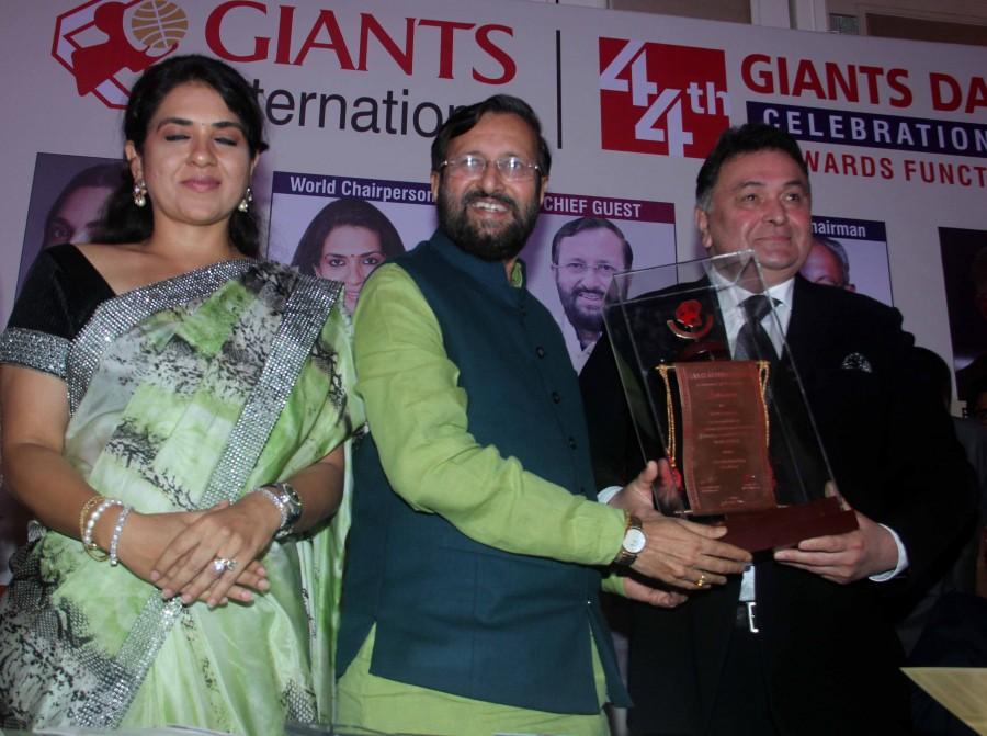 Celebs like Deepika Padukone, Rishi Kapoor, Shaina NC, Prakash Javdekar, Gurmeet Ram Rahim Singh Insan, Armaan Jain, Salma Agha and others graced Giant International Award 2016 event. Giant International Award 2016,Giant International Award,Deepika Padukone,Rishi Kapoor,Shaina NC,Prakash Javdekar,Gurmeet Ram Rahim Singh Insan,Armaan Jain,Salma Agha