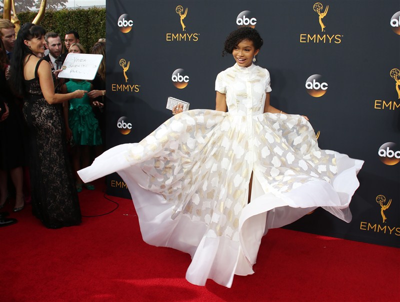 Celebs like Priyanka Chopra, Emily Ratajkowski, Taraji P. Henson, Shiri Appleby, Sarah Paulson, Hari Nef, Kerry Washington, Kate McKinnon, Sofia Vergara, Laverne Cox, Mandy Moore, Jane Krakowski, Neve Campbell, Amy Landecker, Kristen Bell, Michelle Dockery, Keri Russell, Yara Shahidi, Claire Danes, Anna Chlumsky, Emilia Clarke, Julianne Hough, Minnie Driver, Tina Fey, Laura Carmichael, Padma Lakshmi, Gwendoline Christie, Connie Britton, Ellie Kemper, Constance Zimmer, Katherine Hahn, Jill Kargman, Mary Hart, Sophie Turner, Kirsten Dunst, Portia Doubleday, Sarah Hyland, Tracee Ellis Ross and others were present at the 68th Primetime Emmy Awards in Los Angeles. 68th Primetime Emmy red carpet,68th Primetime Emmy Awards,Emmy Awards,Priyanka Chopra,Emily Ratajkowski,Taraji P. Henson,Shiri Appleby,Sarah Paulson,Hari Nef,Kerry Washington,Kate McKinnon,Sofia Vergara,Laverne Cox,Mandy Moore,Jane Krakowski,Neve Campbell