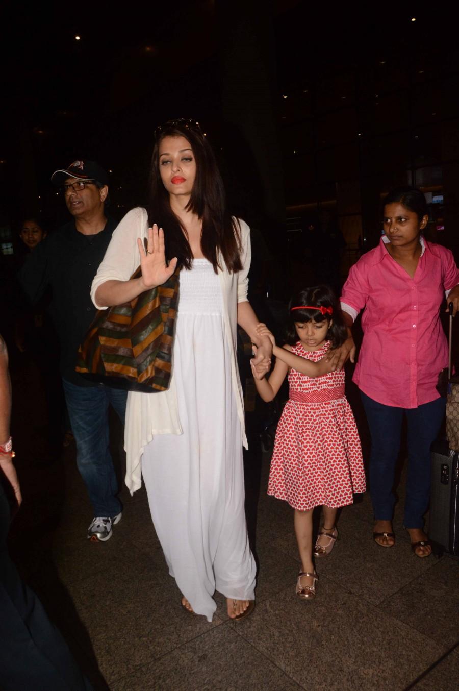 Celebs like Katrina Kaif, Sonam Kapoor, Aishwarya Rai, Kangana Ranaut, Varun Dhawan, Javed Jaffrey, Sridevi, Boney Kapoor & Others Spotted at Mumbai Airport. Katrina Kaif,Sonam Kapoor,Aishwarya Rai,Kangana Ranaut,Varun Dhawan,Javed Jaffrey,Sridevi,Boney Kapoor,Katrina Kaif at Mumbai Airport,Sonam Kapoor at Mumbai Airport,Aishwarya Rai at Mumbai Airport,Kangana Ranaut at Mumbai Airport,Varun Dhawan at Mumbai Ai