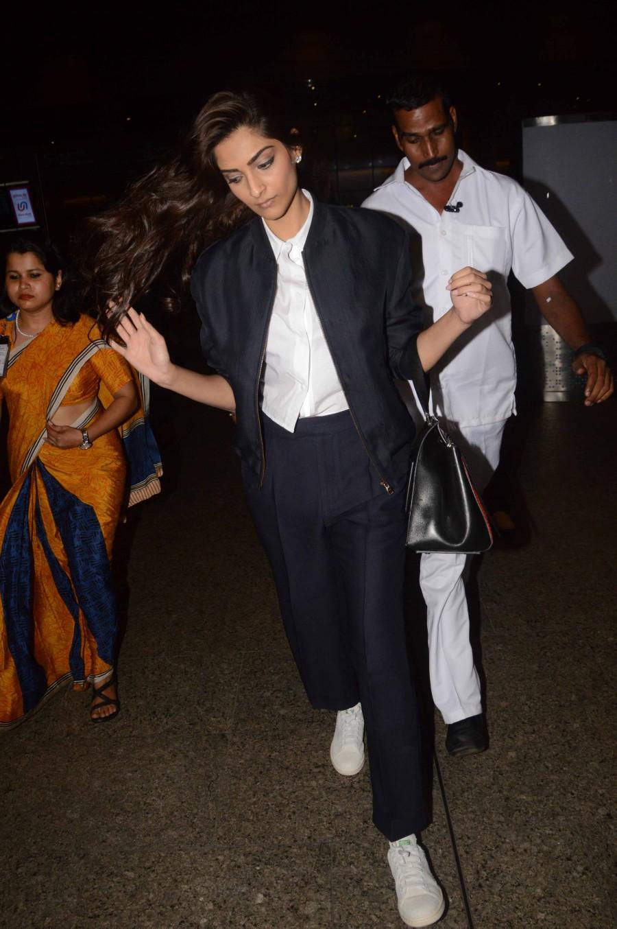 Celebs like Katrina Kaif, Sonam Kapoor, Aishwarya Rai, Kangana Ranaut, Varun Dhawan, Javed Jaffrey, Sridevi, Boney Kapoor & Others Spotted at Mumbai Airport. Katrina Kaif,Sonam Kapoor,Aishwarya Rai,Kangana Ranaut,Varun Dhawan,Javed Jaffrey,Sridevi,Boney Kapoor,Katrina Kaif at Mumbai Airport,Sonam Kapoor at Mumbai Airport,Aishwarya Rai at Mumbai Airport,Kangana Ranaut at Mumbai Airport,Varun Dhawan at Mumbai Ai