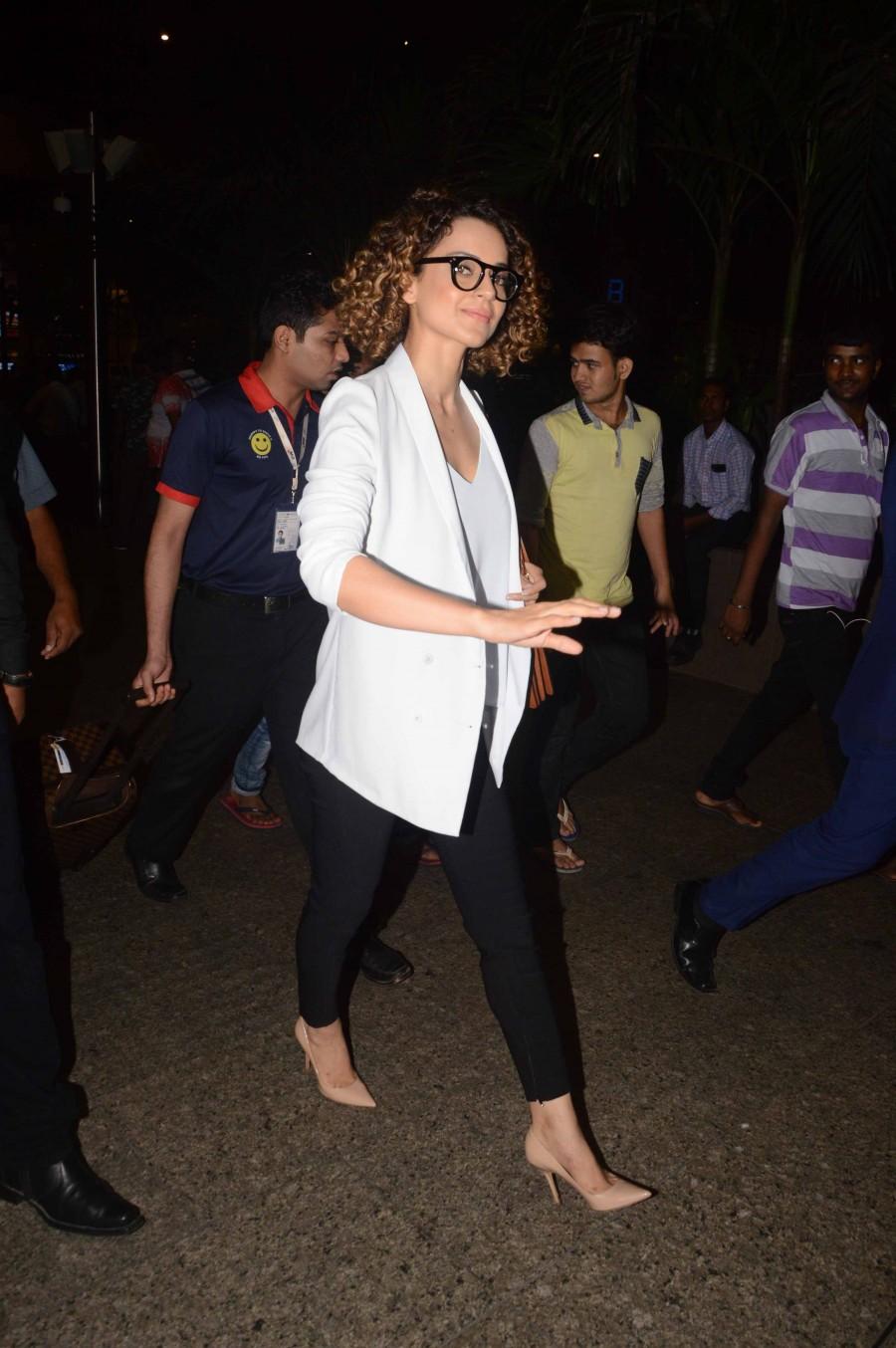 Celebs like Katrina Kaif, Sonam Kapoor, Aishwarya Rai, Kangana Ranaut, Varun Dhawan, Javed Jaffrey, Sridevi, Boney Kapoor & Others Spotted at Mumbai Airport. Katrina Kaif,Sonam Kapoor,Aishwarya Rai,Kangana Ranaut,Varun Dhawan,Javed Jaffrey,Sridevi,Boney Kapoor,Katrina Kaif at Mumbai Airport,Sonam Kapoor at Mumbai Airport,Aishwarya Rai at Mumbai Airport,Kangana Ranaut at Mumbai Airport,Varun Dhawan at Mumbai Ai
