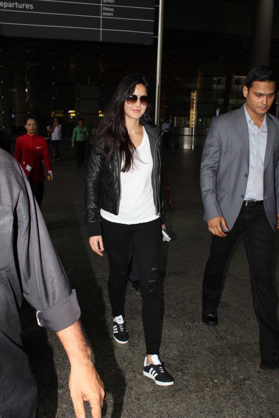 Celebs like Katrina Kaif, Sonam Kapoor, Aishwarya Rai, Kangana Ranaut, Varun Dhawan, Javed Jaffrey, Sridevi, Boney Kapoor & Others Spotted at Mumbai Airport. Katrina Kaif,Sonam Kapoor,Aishwarya Rai,Kangana Ranaut,Varun Dhawan,Javed Jaffrey,Sridevi,Boney Kapoor,Katrina Kaif at Mumbai Airport,Sonam Kapoor at Mumbai Airport,Aishwarya Rai at Mumbai Airport,Kangana Ranaut at Mumbai Airport,Varun Dhawan at Mumbai Ai