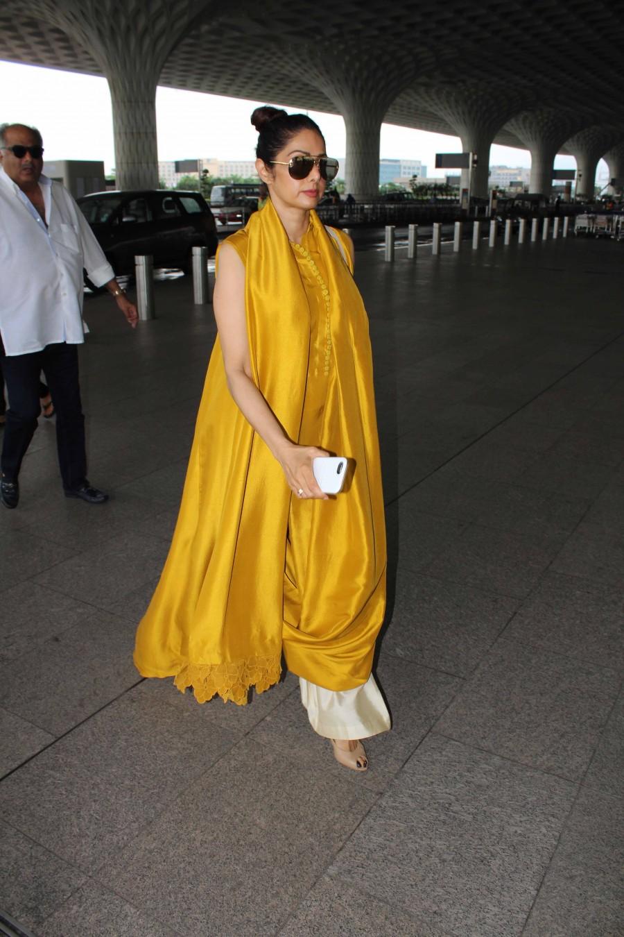 Celebs like Katrina Kaif, Sonam Kapoor, Aishwarya Rai, Kangana Ranaut, Varun Dhawan, Javed Jaffrey, Sridevi, Boney Kapoor & Others Spotted at Mumbai Airport. Katrina Kaif,Sonam Kapoor,Aishwarya Rai,Kangana Ranaut,Varun Dhawan,Javed Jaffrey,Sridevi,Boney Kapoor,Katrina Kaif at Mumbai Airport,Sonam Kapoor at Mumbai Airport,Aishwarya Rai at Mumbai Airport,Kangana Ranaut at Mumbai Airport,Varun Dhawan at Mumbai Ai