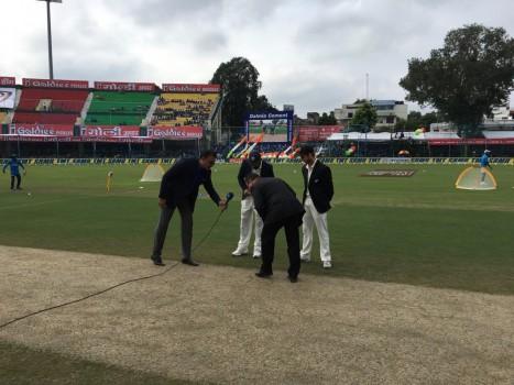 Indian skipper Virat Kohli won the toss and elected to bat in the first Test of the three match series against New Zealand at Green Park stadium here on Thursday.