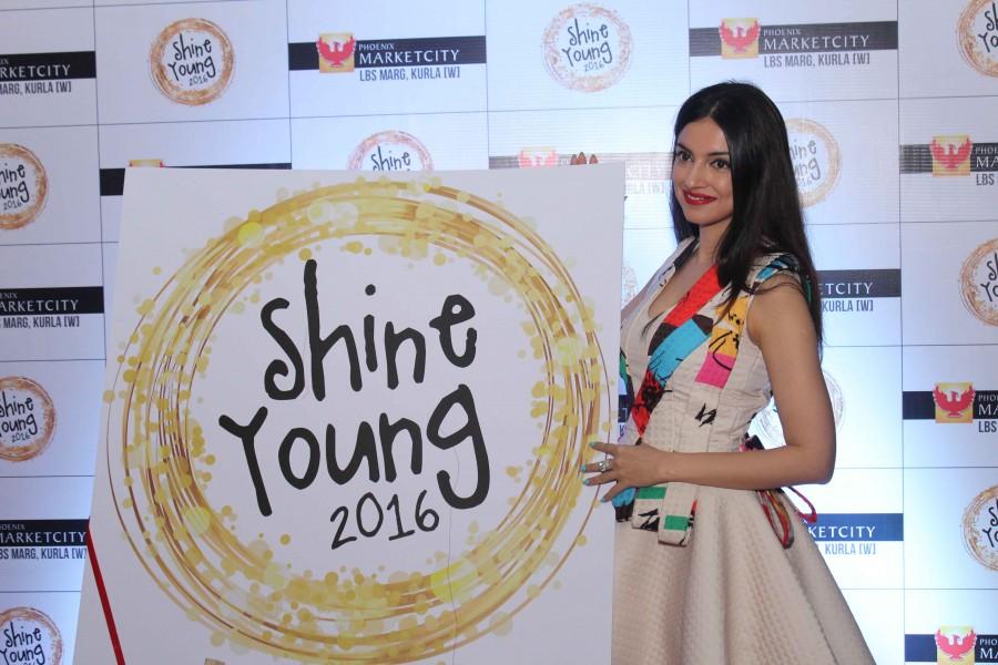 Celebrity panellists include Choreographer Sandip Soparrkar, Celebrity Chef Harpal Singh Sokhi, Personality Development and Theatre expert Raell Padamsee, Fitness and Wellness expert Mickey Mehta, Fashion Designer Amy Billimoria, Motivational Speaker and Author Priya Kumar, Model Karishma Modi, Fashion Choreographer Shakir Shaikh and more. Divya Khosla Kumar,Divya Khosla Kumar launches Shine Young 2016,Shine Young 2016,Shine Young,Sandip Soparrkar,Harpal Singh Sokhi,Raell Padamsee,Mickey Mehta,Amy Billimoria,Priya Kumar,Karishma Modi,Shakir Shaikh,Malaika Arora Khan,Amrita Arora,Aditi Gowit