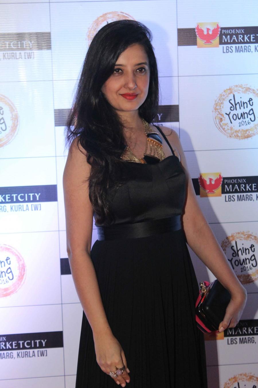 Celebrity panellists include Choreographer Sandip Soparrkar, Celebrity Chef Harpal Singh Sokhi, Personality Development and Theatre expert Raell Padamsee, Fitness and Wellness expert Mickey Mehta, Fashion Designer Amy Billimoria, Motivational Speaker and Author Priya Kumar, Model Karishma Modi, Fashion Choreographer Shakir Shaikh and more. Divya Khosla Kumar,Divya Khosla Kumar launches Shine Young 2016,Shine Young 2016,Shine Young,Sandip Soparrkar,Harpal Singh Sokhi,Raell Padamsee,Mickey Mehta,Amy Billimoria,Priya Kumar,Karishma Modi,Shakir Shaikh,Malaika Arora Khan,Amrita Arora,Aditi Gowit