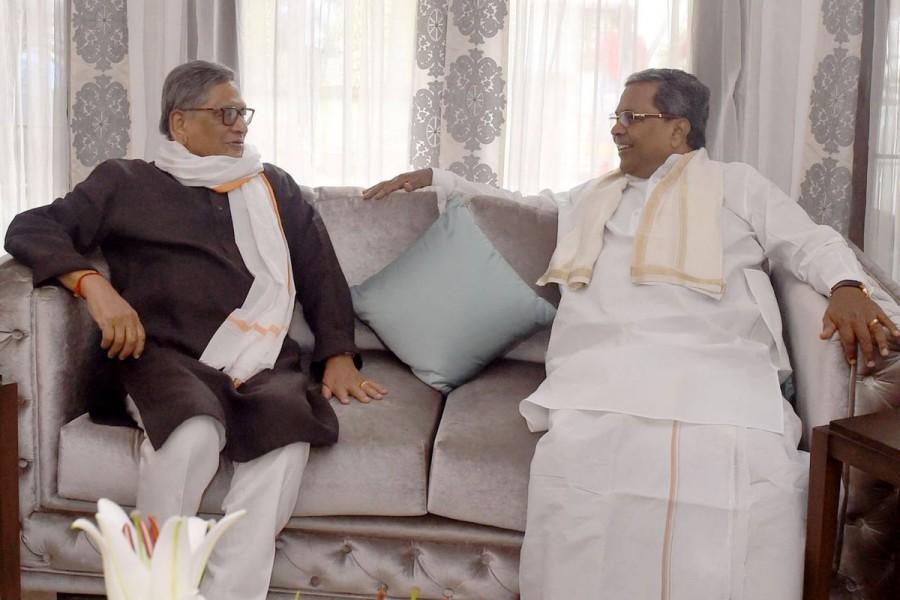 Karnataka chief minister Siddaramaiah meets Deva Gowda and SM Krishna to discuss the Cauvery issue. Siddaramaiah,CM Siddaramaiah,Siddaramaiah meets Deva Gowda,Deva Gowda,Cauvery issue,SM Krishna,Siddaramaiah meets SM Krishna,Cauvery,Cauvery Water Dispute,cauvery water issue,cauvery water row,cauvery dispute
