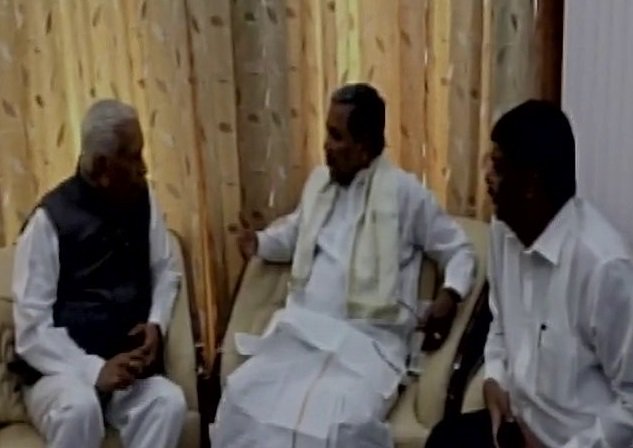 Karnataka chief minister Siddaramaiah meets Deva Gowda and SM Krishna to discuss the Cauvery issue. Siddaramaiah,CM Siddaramaiah,Siddaramaiah meets Deva Gowda,Deva Gowda,Cauvery issue,SM Krishna,Siddaramaiah meets SM Krishna,Cauvery,Cauvery Water Dispute,cauvery water issue,cauvery water row,cauvery dispute