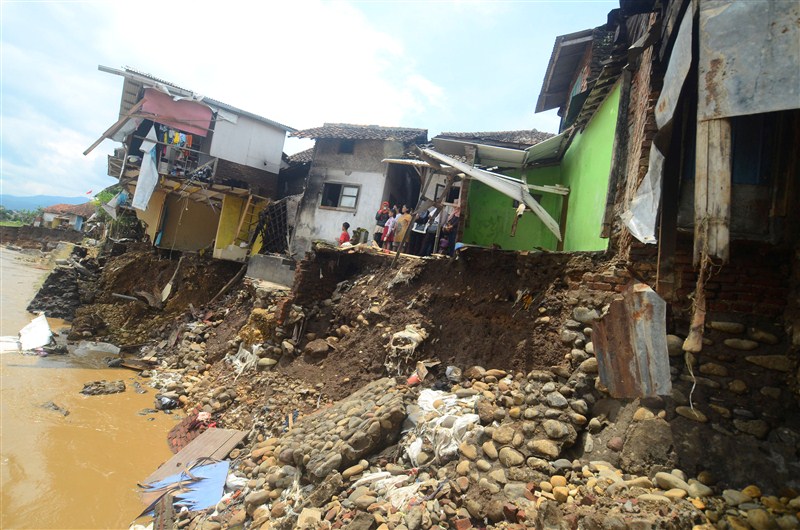 The toll in the floods and landslides caused by heavy rains on Indonesia's Java province rose to 23 on Thursday, the authorities said. Landslides on Indonesia,Java Island,floods in Indonesia,heavy rains in Indonesia,Indonesia flood,Indonesia landslides,Toll in Indonesia floods rises to 23