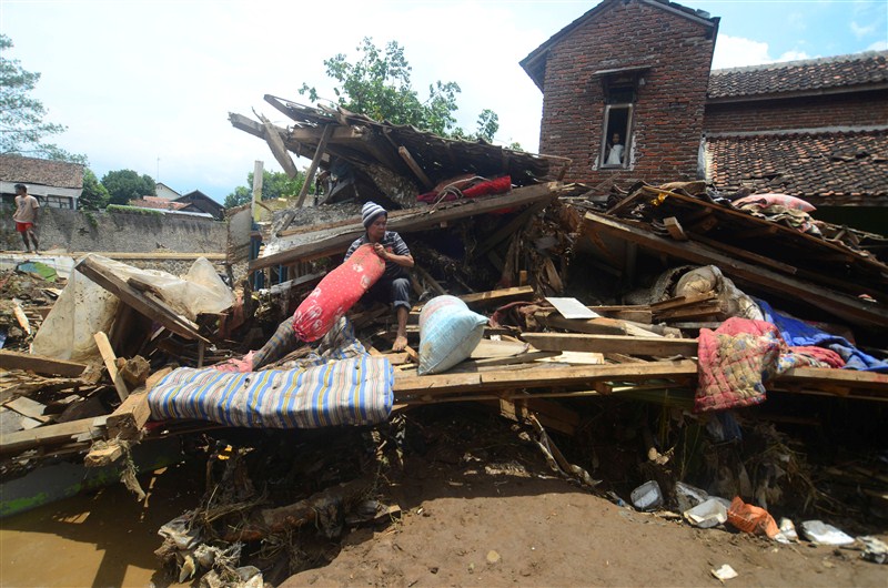 The toll in the floods and landslides caused by heavy rains on Indonesia's Java province rose to 23 on Thursday, the authorities said. Landslides on Indonesia,Java Island,floods in Indonesia,heavy rains in Indonesia,Indonesia flood,Indonesia landslides,Toll in Indonesia floods rises to 23